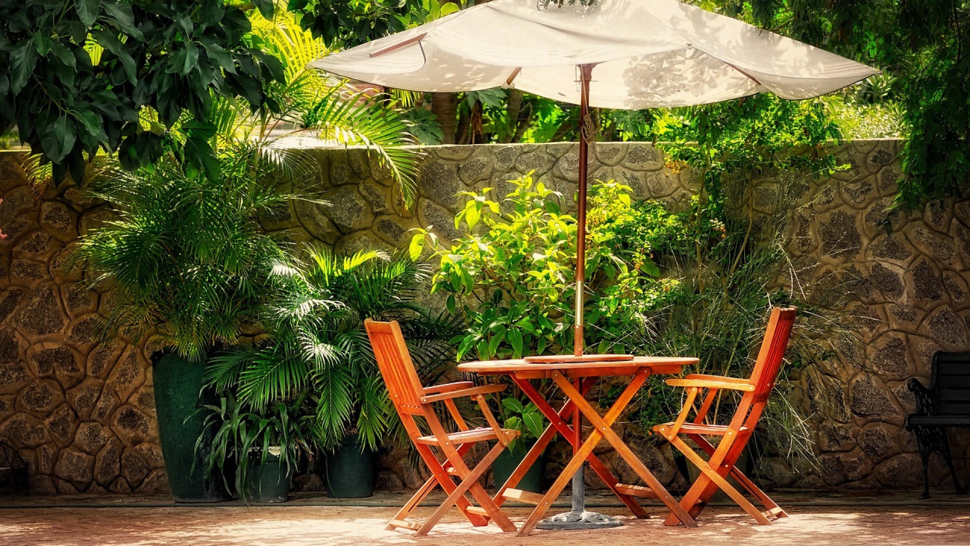 Quel type de parasol choisir pour une terrasse plein sud ?